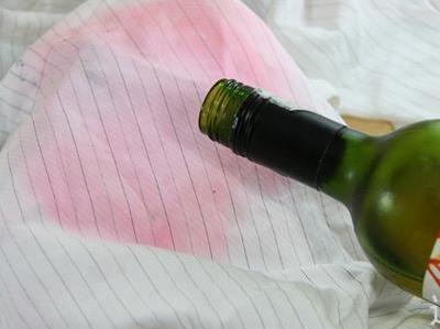 如何輕松洗掉衣服上的紅酒漬？5種實用方法大公開