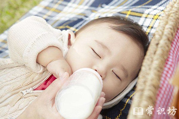 新手爸妈必修课：宝宝溢奶与吐奶的应对指南