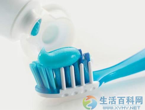 牙膏貼畫小技巧：既牢靠又不損壞牆壁的妙招