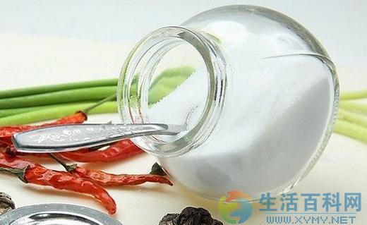 食鹽清潔妙用：去除污漬與生活小技巧