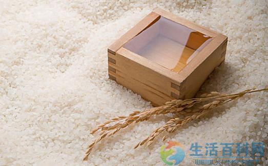 淘米水的妙用大全：洗脸、清洁与防锈技巧