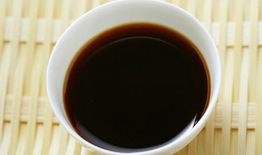 生抽與老抽的差異：用途、顏色與風味解析