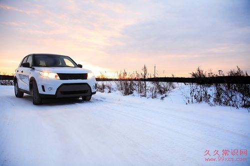 雪天駕駛必學:安全駕駛技巧與保養要點