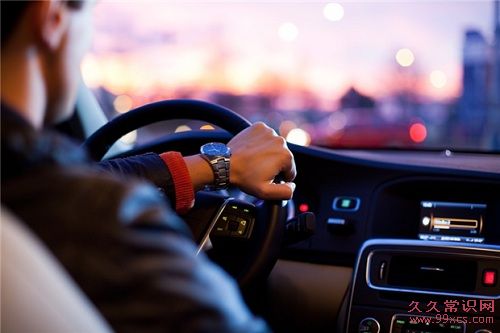開車用免持聽筒真的安全？研究揭示：同樣易分散注意力