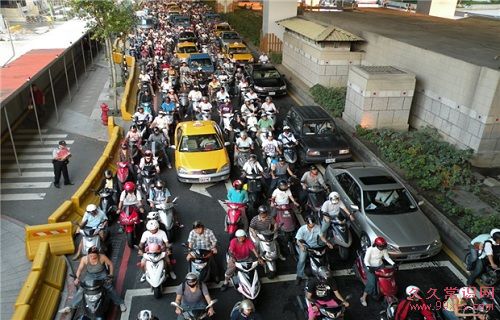 駕車避污染實用守則:信號燈下如何減少吸入76%污染物