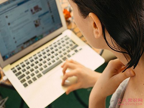 不吹頭發的潛在危害：加劇掉發與頭皮屑問題