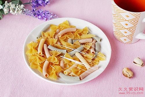 保鮮膜使用誤區:哪些蔬菜不適宜使用以及微波加熱的潛在風險