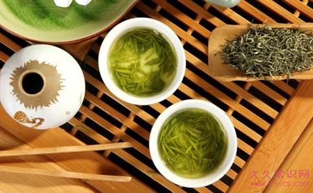 提神醒腦的天然飲品:喝茶的益處與選擇