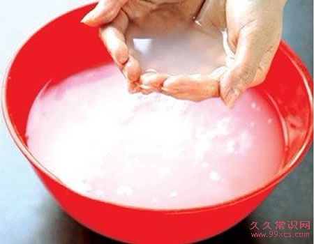 淘米水的好用處:減魚腥、洗碗濕,一舉兩得!