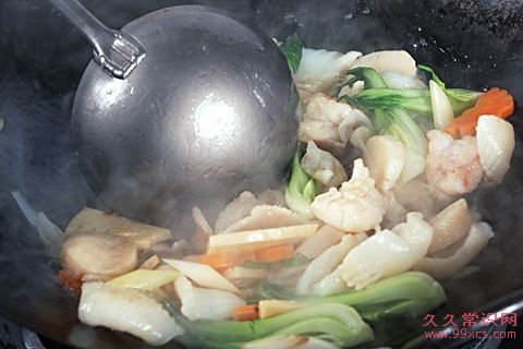 炒菜時的危險習慣：四大致癌行為不可不知