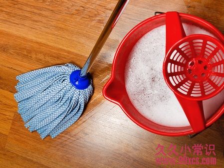 春季地板防潮妙招:溫鹽水拖地速乾除菌