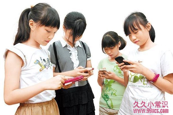 手機低頭族對身體的傷害：影響腦力與食量