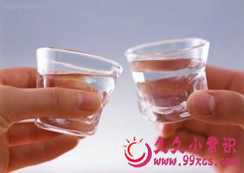 喝酒不傷身有技巧 喝酒前吃巧克力降低酒精傷害