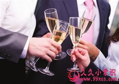 在外应酬喝酒应该讲究技巧