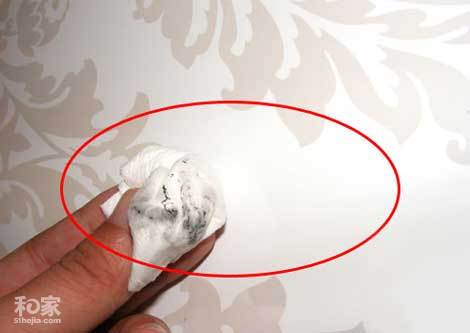 衛生紙的妙用：巧除磁磚縫霉菌不留污漬