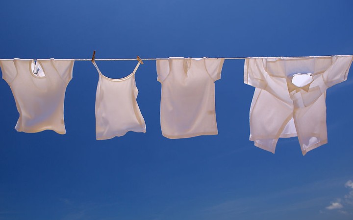 白衣服领子发黄怎么办 千万别用热水洗