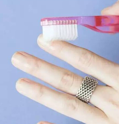 廢舊牙刷妙用多知道嗎 被淘汰舊牙刷的10個實用妙用