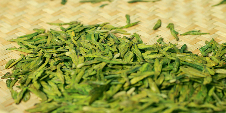 如何分辨新茶陈茶：色泽澄绿汤色澄明，实用鉴别技巧
