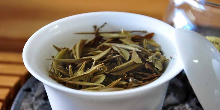 如何分辨新茶陈茶：色泽澄绿汤色澄明，实用鉴别技巧