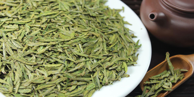 如何分辨新茶陈茶：色泽澄绿汤色澄明，实用鉴别技巧