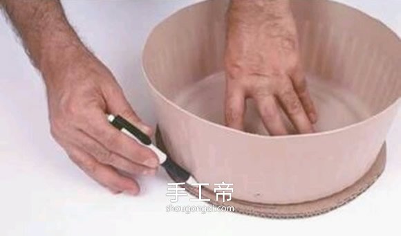 废旧报纸编织篮子步骤:手工制作报纸篮子的方法