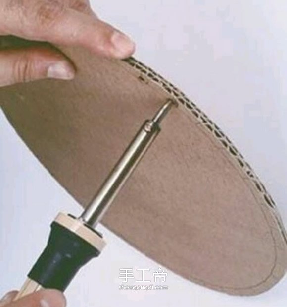 废旧报纸编织篮子步骤:手工制作报纸篮子的方法