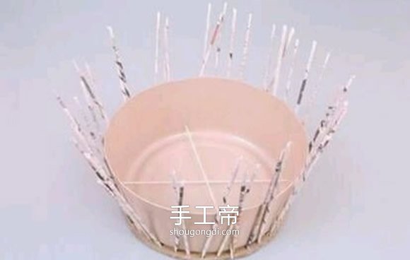废旧报纸编织篮子步骤:手工制作报纸篮子的方法