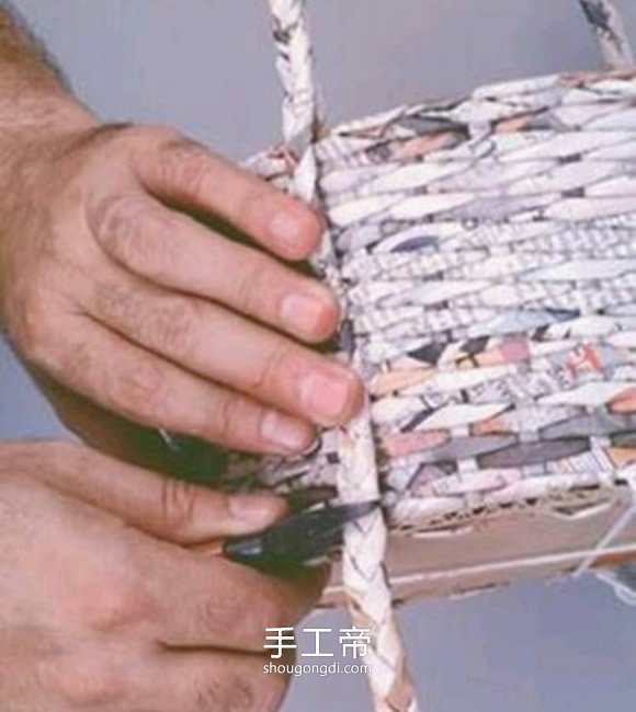 废旧报纸编织篮子步骤:手工制作报纸篮子的方法