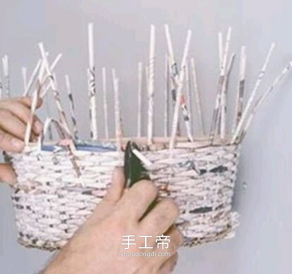 废旧报纸编织篮子步骤:手工制作报纸篮子的方法