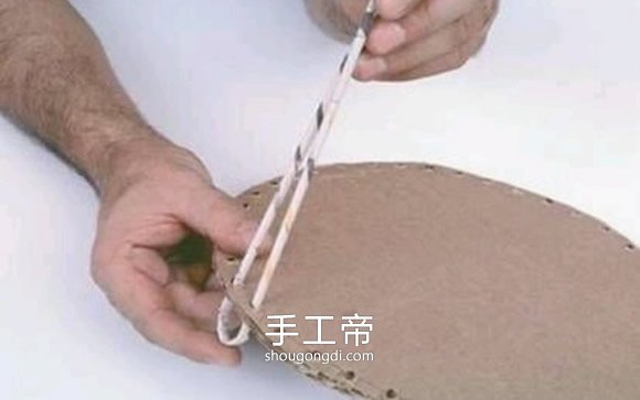 废旧报纸编织篮子步骤:手工制作报纸篮子的方法