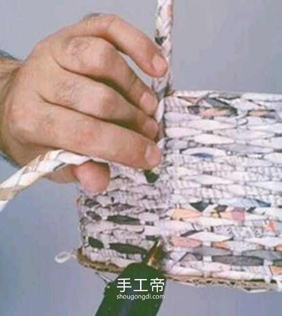 废旧报纸编织篮子步骤:手工制作报纸篮子的方法