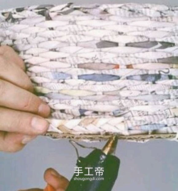 废旧报纸编织篮子步骤:手工制作报纸篮子的方法