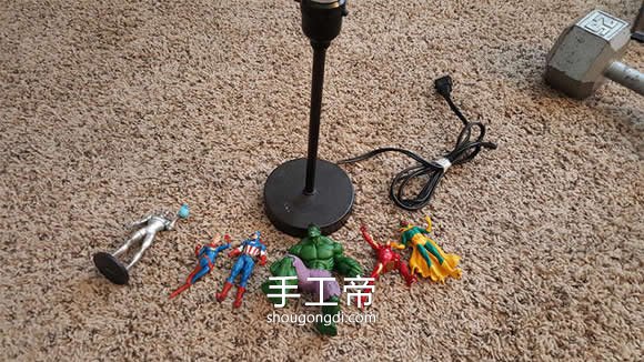 用超级英雄人偶DIY制作帅气台灯底座