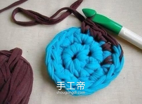 舊衣服編地毯DIY：圖解教你編織圓地毯