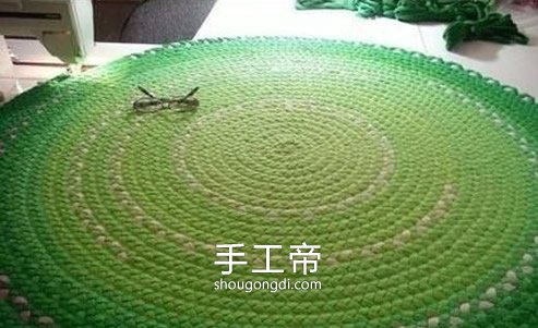 舊衣服編地毯DIY：圖解教你編織圓地毯