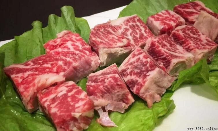 牛小排取自牛的哪個部位？完整解析帶骨牛排來源