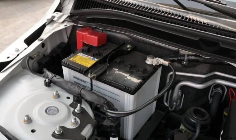 汽車電瓶冒煙有臭味會不會自燃?安全駕駛指南
