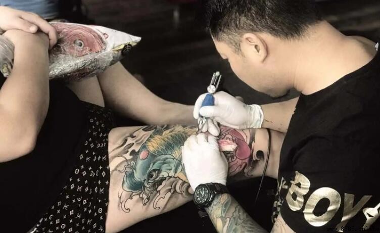 紋身後多久可以喝酒？專業建議與護理注意事項