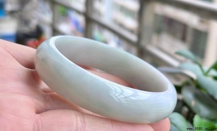 翡翠镯子會越戴越透嗎?科學解析其原理與實質影響