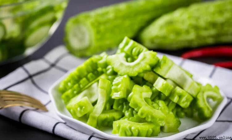 苦瓜可以生吃嗎?解析其功效、適宜人群與食用注意事項
