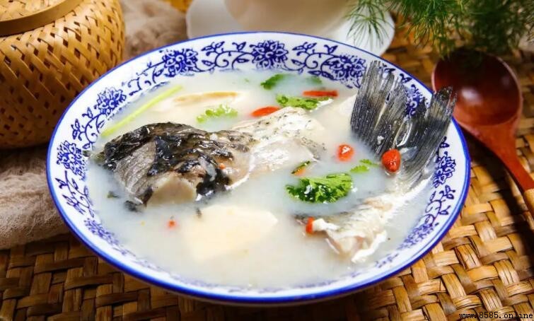 炖鱼汤用热水还是冷水