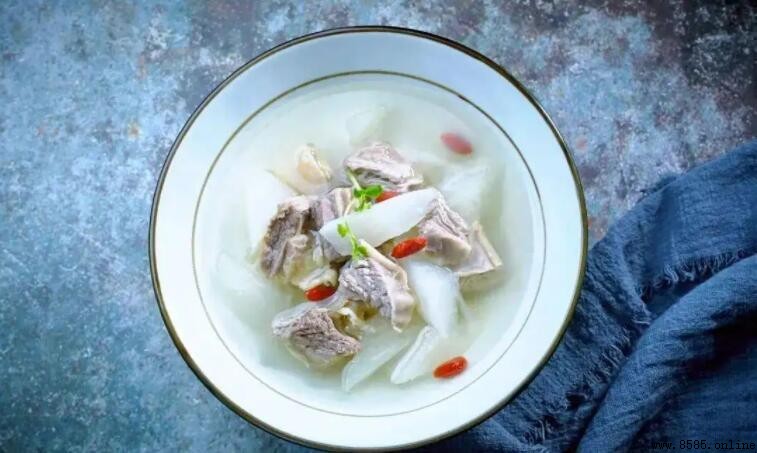 羊排湯怎麼炖成白色?3 個關鍵步驟讓湯汁濃白鮮美