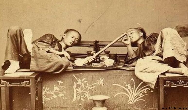 鸦片最早是由哪個國家傳入中國的？