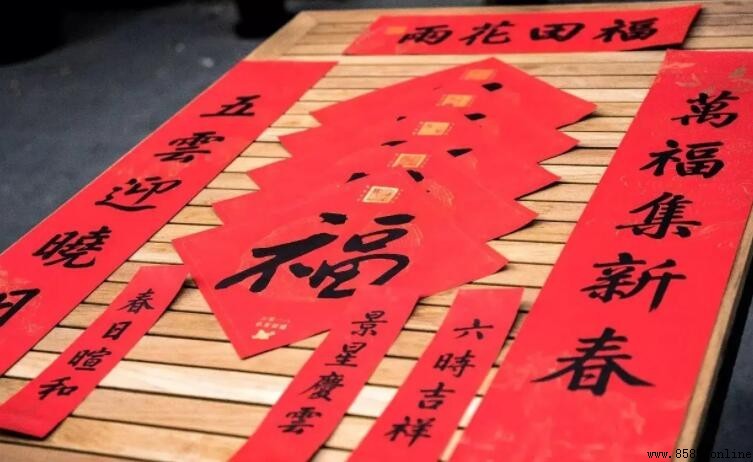 春聯貼在門裡還是門外?傳統年俗與文化意義解析
