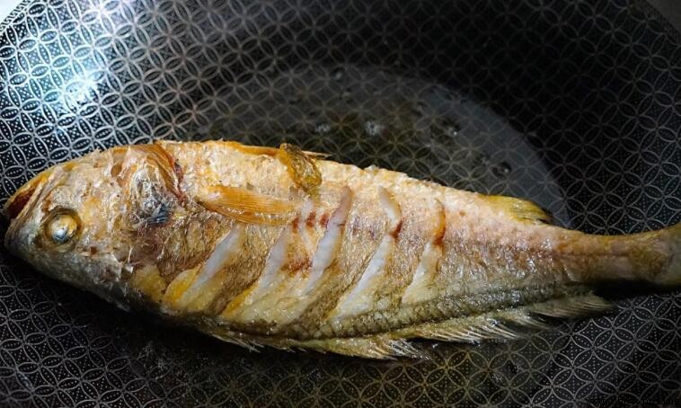 煎魚不碎的技巧:3個關鍵步驟保證魚皮完整