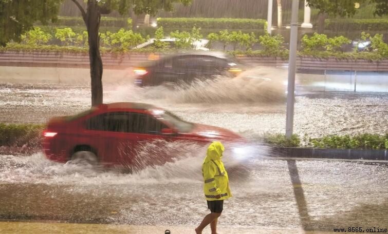 暴雨的形成原因