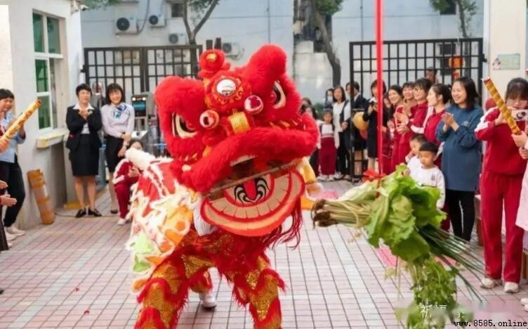 舞狮为何绑生菜和大葱