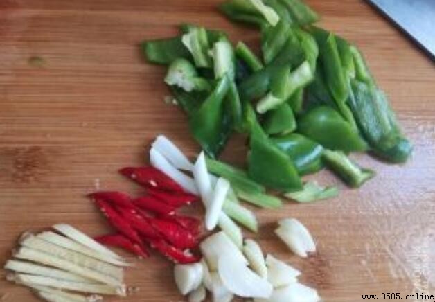 青椒炒豬肝怎麼做：詳細步驟與技巧