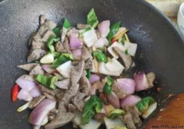 青椒炒豬肝怎麼做：詳細步驟與技巧