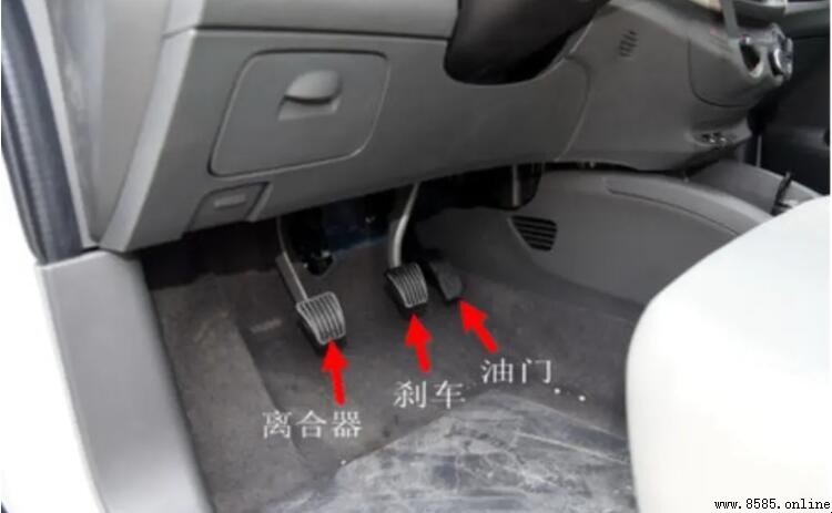 剎車踏板在哪邊？自動檔與手動檔的腳踏板位置說明